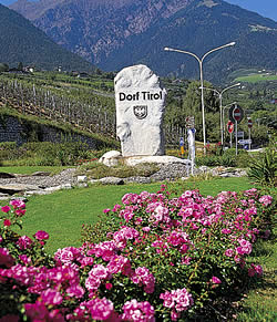 Am Eingang von Dorf Tirol