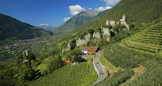 Sandgruberhof mit Schloss Tirol und Brunnenburg